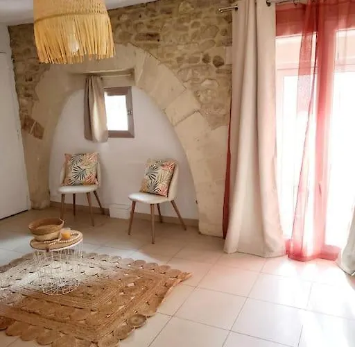 Proche Maison Carree *